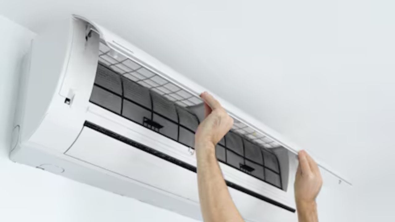 AC  ફિલ્ટર સાફ કરો : ACમાં કુલિંગ ના થવા પાછળનું એક મોટું કારણ એસીની યોગ્ય સફાઈનો અભાવ પણ હોઈ શકે છે. જો તમે તમારા ACના ફિલ્ટરને લાંબા સમય સુધી સાફ નથી કરતા, તો ACની ઠંડક ઓછી થઈ જાય છે કારણ કે ફિલ્ટરમાં ગંદકી સતત જમા થતી રહે છે. ગંદકીના સંચયને કારણે, હવાનો પ્રવાહ ખૂબ ઓછો થઈ જાય છે તેથી પહેલા ફિલ્ટર સાફ કરી લો 