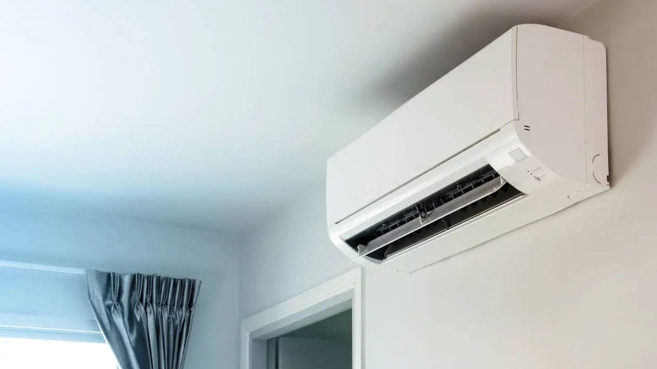 AC સાથે પંખાનો ઉપયોગ કરો: જો તમે તમારું વીજળીનું બિલ ઓછું કરવા માંગો છો તો તમે પંખાનો ઉપયોગ કરી શકો છો. એર કંડિશનરથી સારી ઠંડક મેળવવા માટે, તાપમાન ઘટાડવાને બદલે, તમારા રૂમનો પંખો ચાલુ કરો.