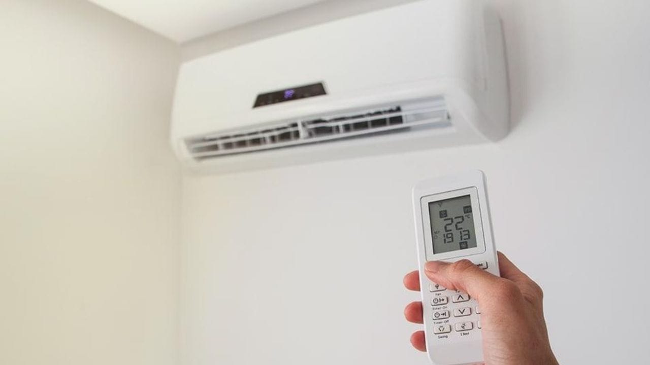 કોઈ એક ટેમ્પ્રેચર પર સેટ : સારી ઠંડક માટે, AC ને હંમેશા એક તાપમાન પર સેટ કરો. મોટાભાગના લોકો 18 કે 20 વાગ્યે એર કંડિશનર ચલાવે છે, જેના કારણે વીજળીનું બિલ વધારે આવે છે. આથી ટેમ્પ્રેચર મેન્ટેઈન રાખવાથી વીજળીનું બિલ ઘટાડી શકાશે