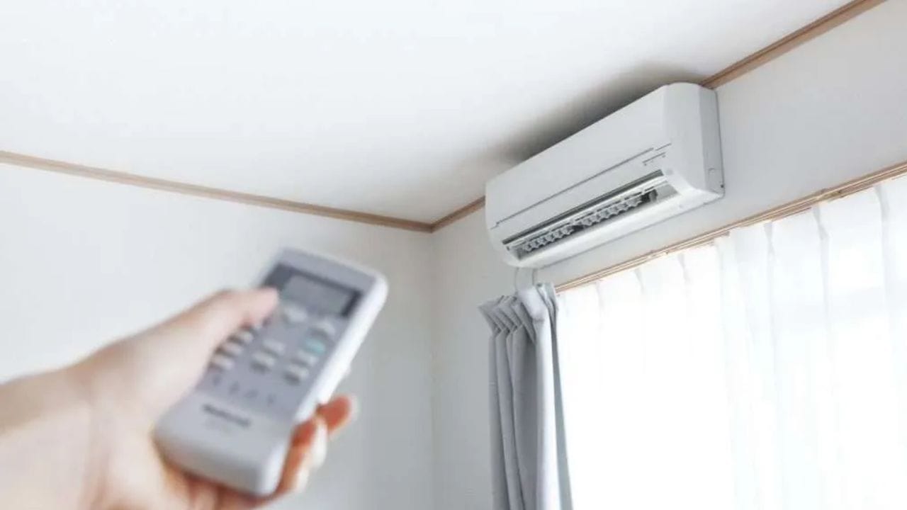 AC સાથે પંખાનો ઉપયોગ કરો: જો તમે તમારું વીજળીનું બિલ ઓછું કરવા માંગો છો તો તમે પંખાનો ઉપયોગ કરી શકો છો. એર કંડિશનરથી સારી ઠંડક મેળવવા માટે, તાપમાન ઘટાડવાને બદલે, તમારા રૂમનો પંખો ચાલુ કરો.