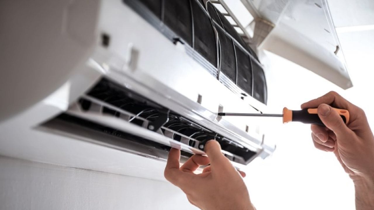 નિયમિત AC સર્વિસ કરાવો : સારી ઠંડક મેળવવા માટે, ACની નિયમિત સર્વિસ કરાવતા રહેવું જોઈએ. નિયમિત સર્વિસ ન કરાવવાને કારણે AC કુલિંગ ઓછું આપશે આ સિવાય લીકેજની સમસ્યા પણ થઈ શકે છે આથી સર્વિસ નિયમિત કરાવવું