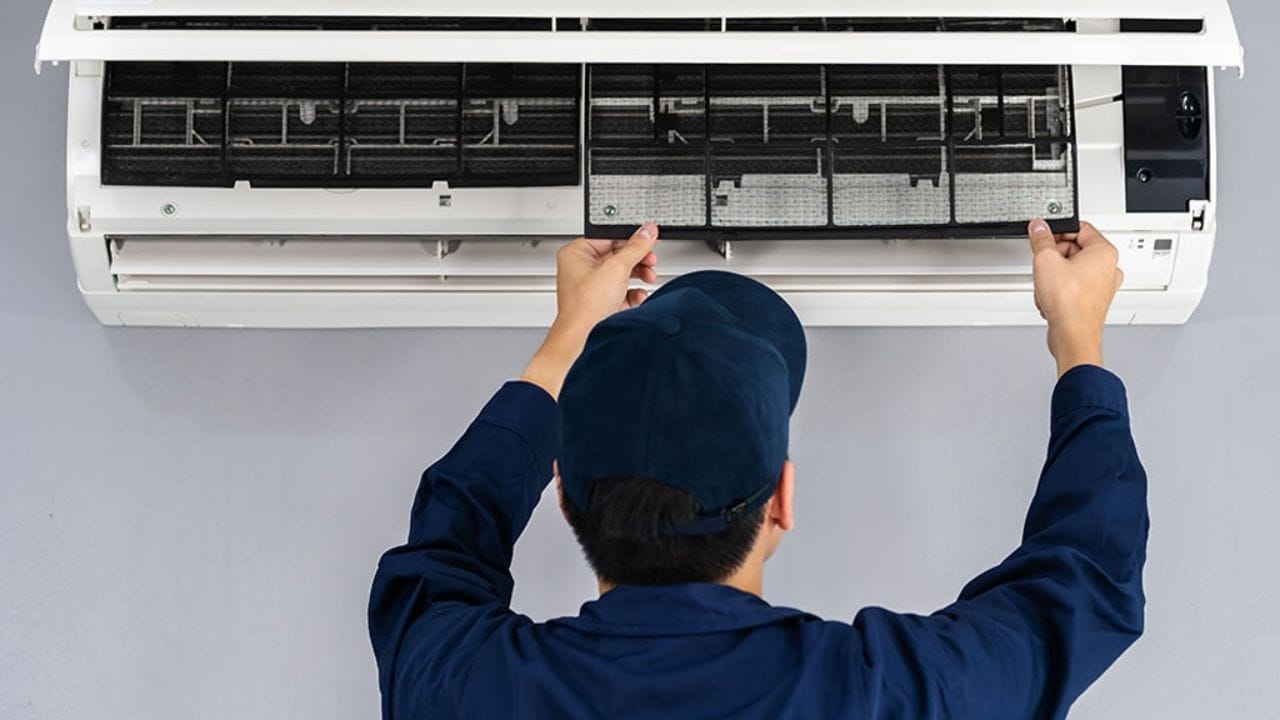 સાદી સેવાના ફાયદા અને ગેરફાયદા: સરળ સર્વિસિંગના ફાયદા અને ગેરફાયદાને સમજતા પહેલા તમારે જાણવું જોઈએ કે સરળ સર્વિસિંગ શું છે. ચાલો તમને તેના વિશે જણાવીએ. સિમ્પલ સર્વિસિંગ એટલે એવી સર્વિસિંગ જેમાં મિકેનિક AC પર સીધું પાણી નાખીને અને થોડું ફોલ્ડ કરેલું કાપડ આગળ પાછળ ઘસીને તેને ચમકાવે છે. આનો ફાયદો એ છે કે એસી તરત જ ચમકવા લાગે છે અને તમારું કામ ઓછા સમયમાં થઈ જાય છે. 
