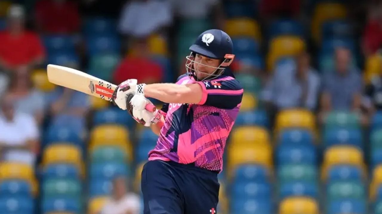 જ્યોર્જ મુન્સી (14 છગ્ગા) સ્કોટલેન્ડના જ્યોર્જ મુન્સીએ T-20 આંતરરાષ્ટ્રીય મેચની એક ઇનિંગમાં કુલ 14 છગ્ગા ફટકારવાની સિદ્ધિ હાંસલ કરી. જ્યોર્જ મુન્સીએ 2019 માં નેધરલેન્ડ્સ સામેની મેચમાં 127 રનની ઇનિંગ રમી હતી. આ ઇનિંગ દરમિયાન, જ્યોર્જ મુન્સે કુલ 14 છગ્ગા ફટકારવામાં સફળ રહ્યા.