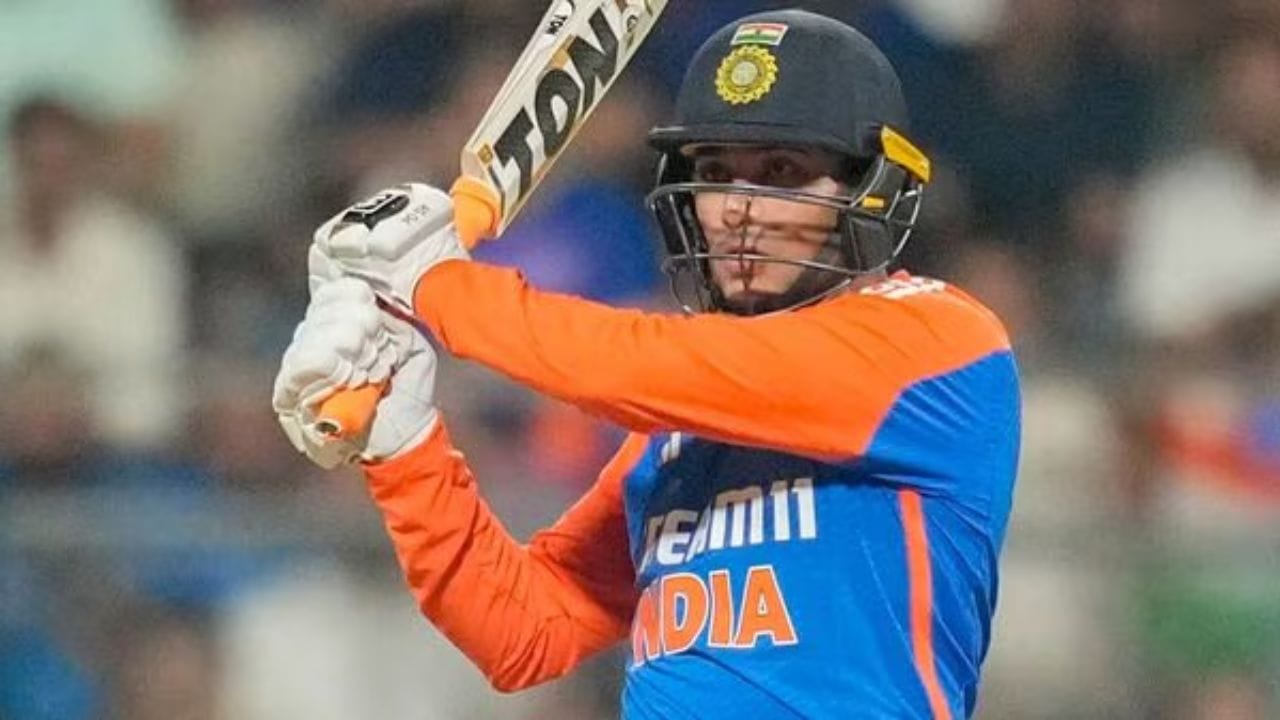 અભિષેકે પોતાની ઇનિંગમાં 7 ચોગ્ગા અને 13 છગ્ગા ફટકારવામાં સફળતા મેળવી. આ T-20 આંતરરાષ્ટ્રીયમાં કોઈપણ ભારતીય દ્વારા બનાવેલ સૌથી વધુ સ્કોર છે. અભિષેકે શુભમન ગિલનો રેકોર્ડ તોડ્યો. ગિલે ૧૨૬ રનની ઇનિંગ રમી. આ ઉપરાંત, અભિષેક શર્મા T20 આંતરરાષ્ટ્રીય ઇનિંગ્સમાં સૌથી વધુ છગ્ગા ફટકારનાર ભારતીય બેટ્સમેન બની ગયો છે. તેણે રોહિત શર્માનો રેકોર્ડ તોડી નાખ્યો છે.