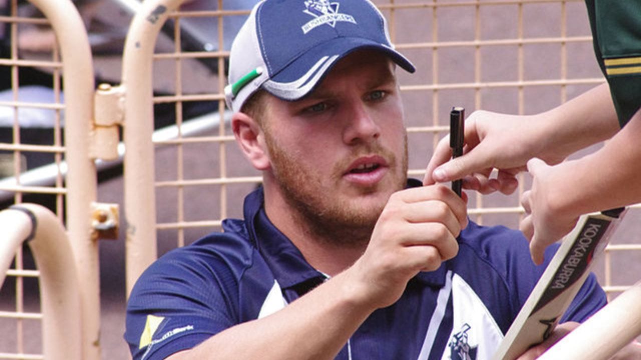 એરોન ફિન્ચ (14 છગ્ગા) ઓસ્ટ્રેલિયાના એરોન ફિન્ચે 2013 માં ઈંગ્લેન્ડ સામેની T20I મેચમાં 156 રન બનાવીને સનસનાટી મચાવી હતી. આ વિસ્ફોટક ઇનિંગ દરમિયાન ફિન્ચે 14 છગ્ગા ફટકાર્યા.