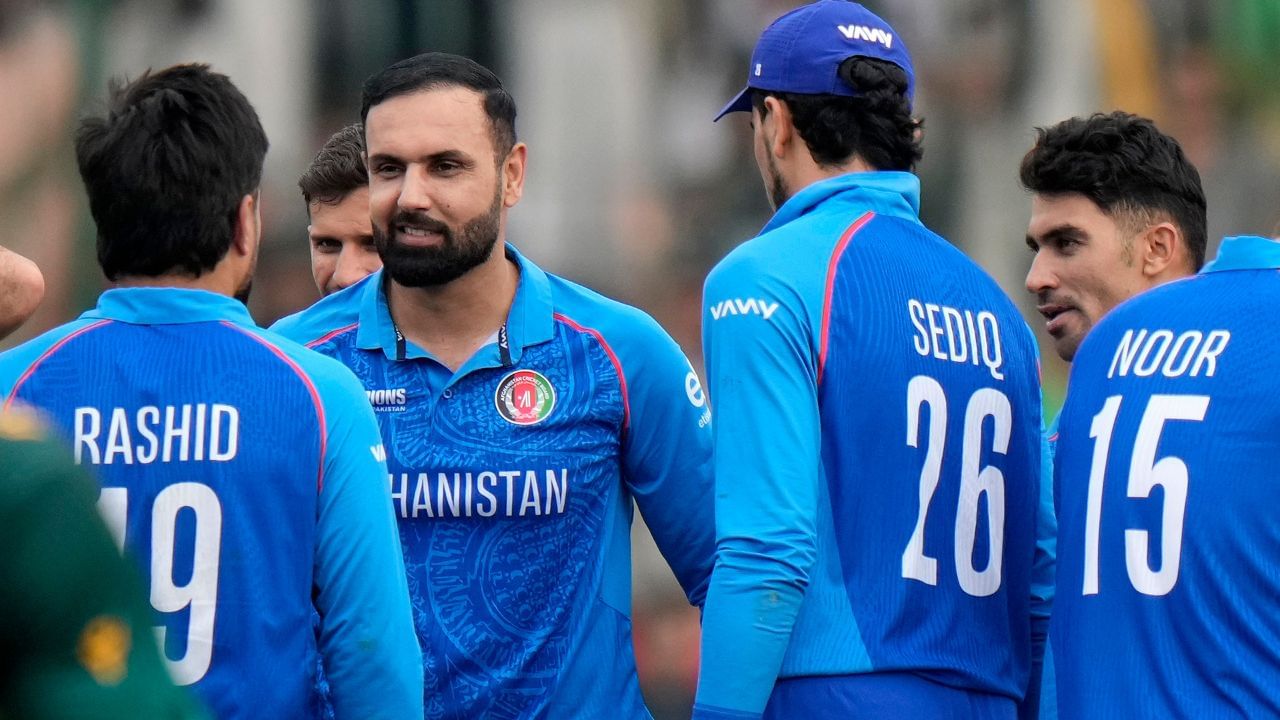 અફઘાનિસ્તાન ગ્રુપ B માં સૌથી નીચે છે. હવે તેમને છેલ્લી બે મેચ ઈંગ્લેન્ડ અને ઓસ્ટ્રેલિયા સામે રમવાની છે. જો અફઘાનિસ્તાન બંને મેચ જીતી જાય તો તે સેમીફાઈનલમાં પોતાનું સ્થાન બનાવી શકે છે. (All Photo Credit :PTI / GETTY)