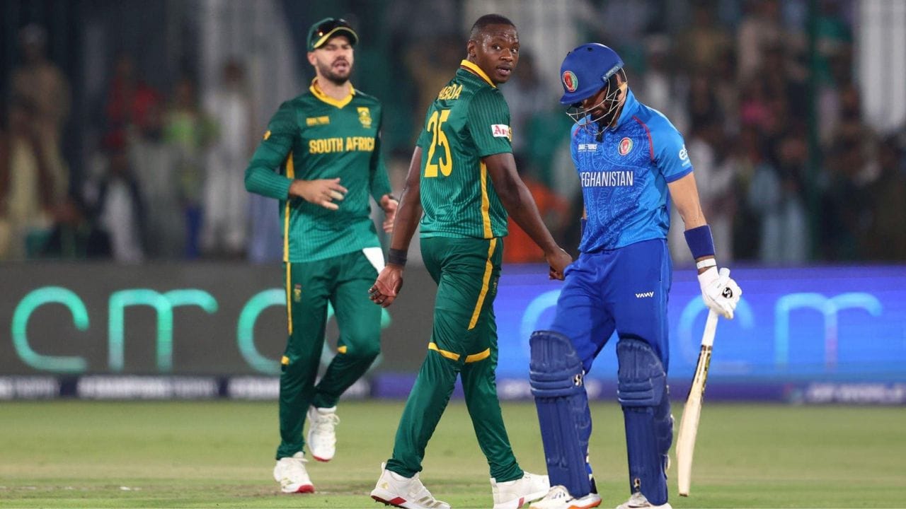 બેટ્સમેનો પછી દક્ષિણ આફ્રિકાના ઝડપી બોલરોનો વારો આવ્યો, જેમણે પાવરપ્લેમાં જ અફઘાનિસ્તાનને બેકફૂટ પર મૂકી દીધું. લુંગી ન્ગીડીએ ચોથી ઓવરમાં રહેમાનુલ્લાહ ગુરબાઝને આઉટ કર્યો અને રબાડાએ દસમી ઓવરમાં ઈબ્રાહિમ ઝદરાનની વિકેટ લીધી. આગામી 5 ઓવરમાં અફઘાનિસ્તાને કેપ્ટન હશમતુલ્લાહ શાહિદી અને સિદિકુલ્લાહ અટલની વિકેટ ગુમાવી દીધી જ્યારે સ્કોર ફક્ત 50 રન સુધી પહોંચ્યો હતો.