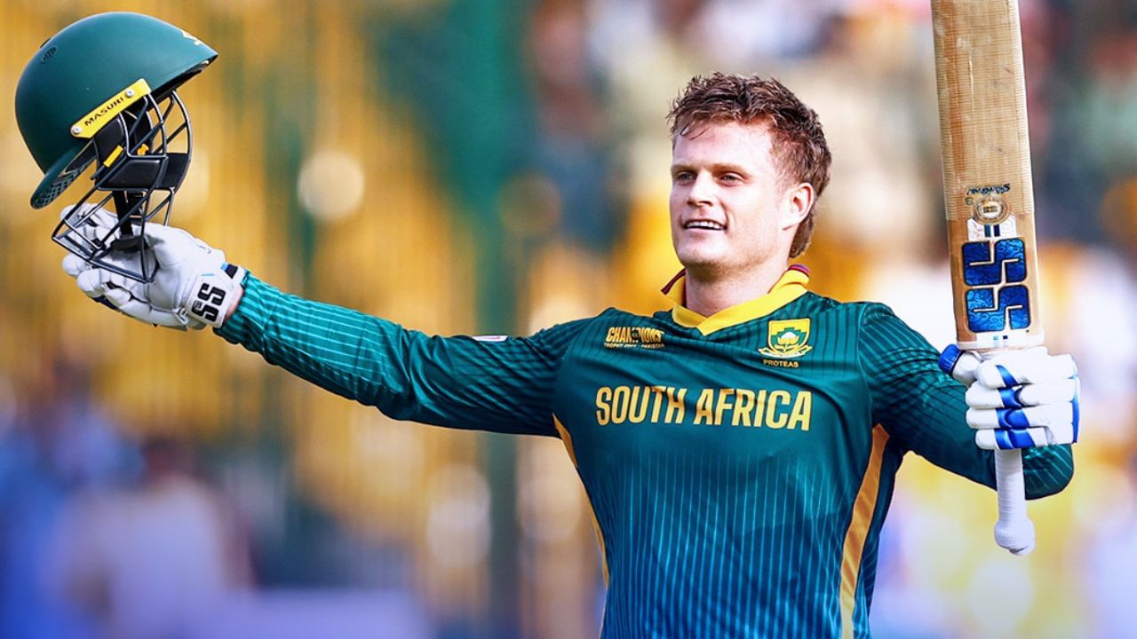 અફઘાનિસ્તાને સારી શરૂઆત કરી, દક્ષિણ આફ્રિકાના ઓપનર ટોની ડી જોર્ઝીને વહેલી તકે પેવેલિયન પાછો મોકલી દીધો, પરંતુ રિકી રિકેલ્ટને સુકાની બાવુમા (58) સાથે મળીને ઈનિંગને સંભાળી. બંને વચ્ચે બીજી વિકેટ માટે 127 રનની ભાગીદારી થઈ, જેમાં પહેલા રિકેલ્ટન અને પછી બાવુમાએ પોતપોતાની અડધી સદી પૂરી કરી. ટૂંક સમયમાં રિકીએ તેની ODI કારકિર્દીની પહેલી સદી પણ પૂર્ણ કરી. તે 103 રન બનાવીને આઉટ થયો હતો.