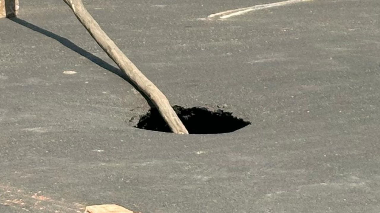 તાત્કાલિક સમારકામની માંગ! સુરક્ષા માટે તંત્રએ તાત્કાલિક પગલાં ભરી ને યોગ્ય કામ કરવું જોઈએ.