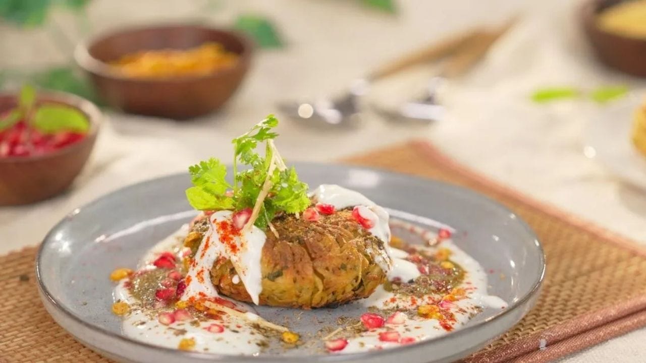 ફરાળી આલુ ટિક્કી બનાવવા માટે સૌથી પહેલા બટાકાને ધોઈને પછી કુકરમાં બાફી લો. બટાકા બફાઈ જાય ત્યાર બાદ તેને ઠંડા થવા દો. આ બાદ બટાકાની છાલને કાઢી લો. તેને હવે મેશ કરી લો.