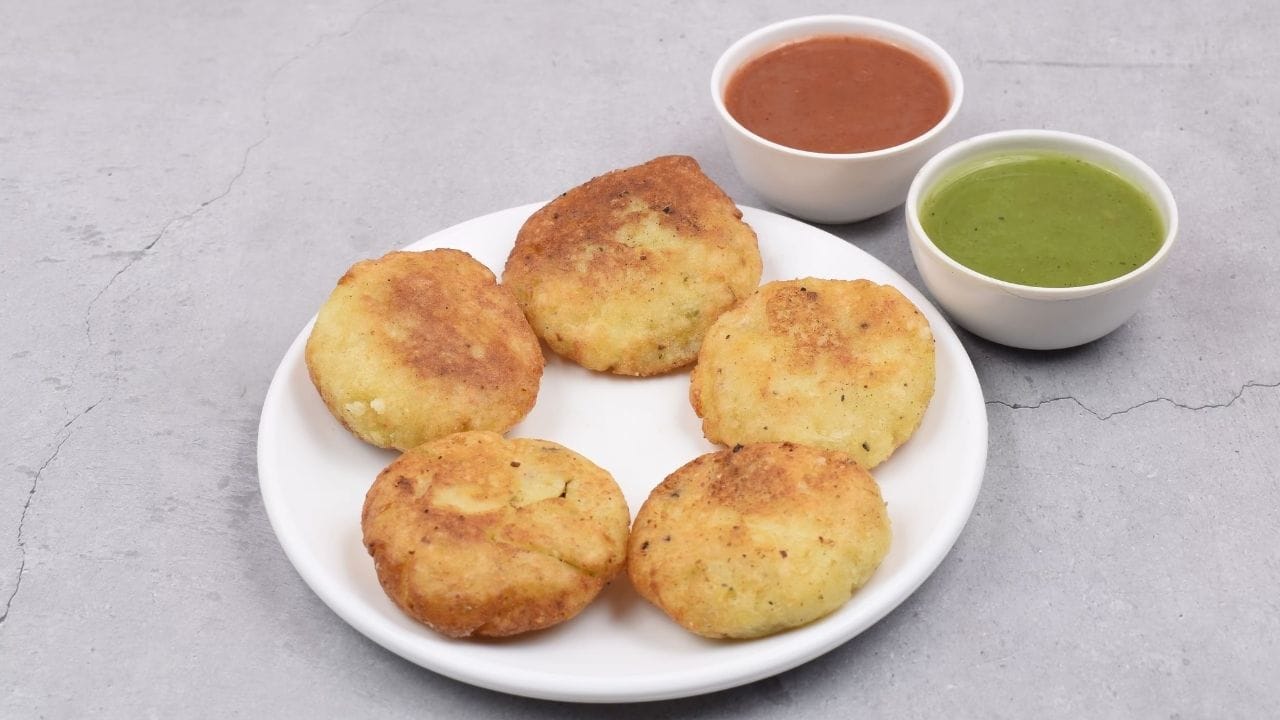 હવે મેશ કરેલા બટાકામાં ફરાળી લોટ, ઝીણા કાપેલા મરચા, કોથમીર, આદુ-મરચાની પેસ્ટ, શિંઘોડાનો લોટ, કાળુ મીઠું, મરી પાઉડર અને ક્રશ કરેલા સીંગદાણા, લીંબુનો રસ, થોડીક સાકર સહિતની વસ્તુઓ ઉમેરી  બરાબર મિક્સ કરી લો. 