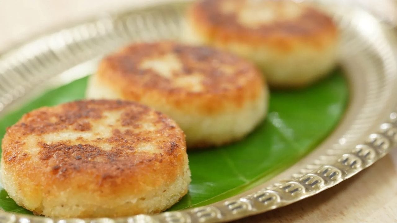 તમે એક પેનમાં ઘી અથવા તેલ લો. તેમાં પેટીસને બરાબર બંન્ને બાજુથી ગોલ્ડન થાય ત્યાં સુધી તેને બરાબર શેકી લો. હવે તૈયાર કરેલી ટિક્કીને એક પ્લેટમાં કાઢી લીલી ચટણી સાથે સર્વ કરો. તમે ઈચ્છો તો તમે શકરિયા, સુરણ અથવા રતાળામાંથી પણ આ પેટીસ બનાવી શકો છો. 