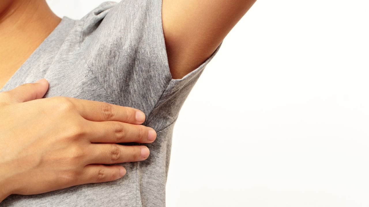 પરસેવાની ગંધ દૂર કરવા માટે, નહાવાના પાણીમાં ફટકડીનો પાવડર મિક્સ કરો. તે બેક્ટેરિયાને મારી નાખે છે, દુર્ગંધ અટકાવે છે અને શરીરને તાજું રાખે છે.