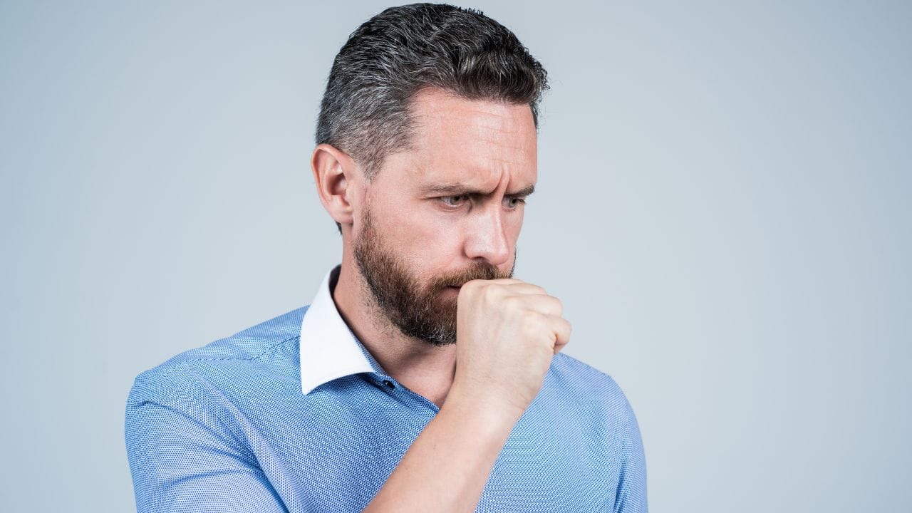 ખાંસીથી રાહત મેળવવા માટે ફટકડી અને મધનું સેવન કરો. ફટકડી પાવડર અને મધ મિક્સ કરીને ખાઓ. તે ગળામાં લાળ અને સોજો ઘટાડીને રાહત આપે છે.