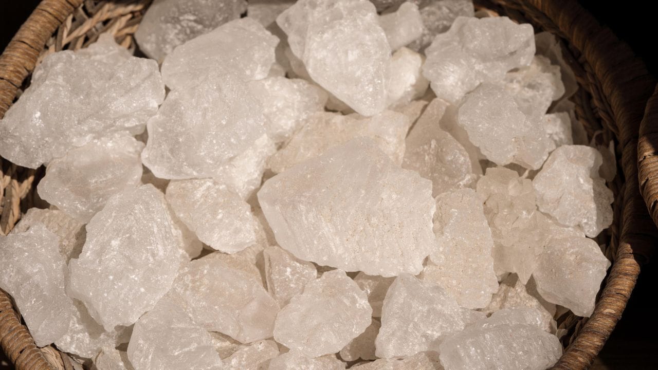 ગુલાબજળ સાથે ફટકડી અને હળદરની પેસ્ટ બનાવો અને તેને ચહેરા પર લગાવો. આ પેસ્ટ ત્વચાને ઊંડે સુધી સાફ કરે છે. (નોંધ : અહીં આપવામાં આવેલી માહિતી ફક્ત આપની જાણકારી માટે છે.) 