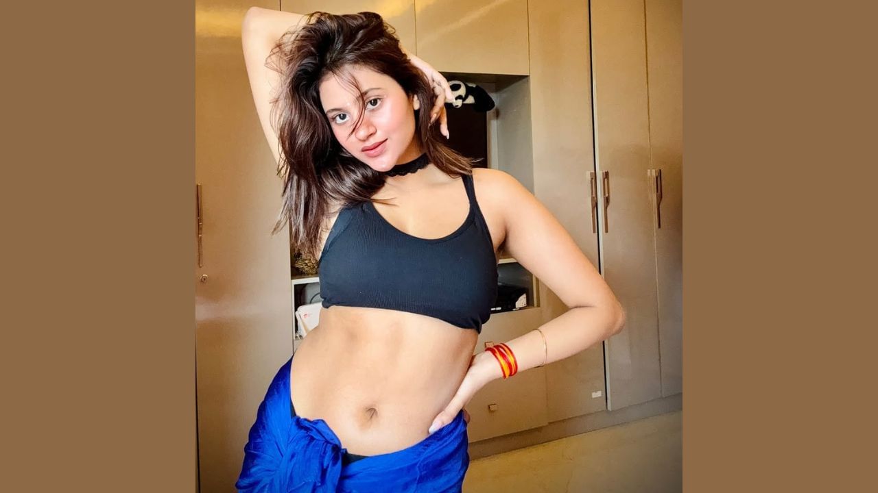 આ તસવીરમાં અંજલિ અરોરા ડીપ નેક ટોપમાં જોવા મળી રહી છે. આ તસવીરમાં અંજલિ અરોરા ખૂબ જ બોલ્ડ લાગી રહી છે.