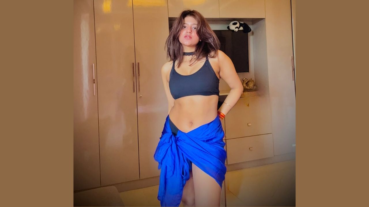 આ વાયરલ તસવીરમાં અંજલિ અરોરા તેના લેગને ફ્લોન્ટ કરતી જોવા મળી રહી છે. લોકો અંજલિ અરોરાની આ સ્ટાઈલના વખાણ કરતા જોવા મળ્યા.