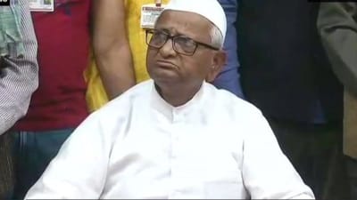 અણ્ણા હજારેનો જન્મ 15 જૂન 1937ના રોજ મહારાષ્ટ્રના અહમદનગરના રાલેગણ સિદ્ધિ ગામના એક મરાઠા ખેડૂત પરિવારમાં થયો હતો. તેમના પિતાનું નામ બાબુરાવ હજારે અને માતાનું નામ લક્ષ્મીબાઈ હજારે હતું. તેમનું બાળપણ અત્યંત ગરીબીમાં વીત્યું. પિતા મજૂર હતા અને દાદા સેનામાં હતા.