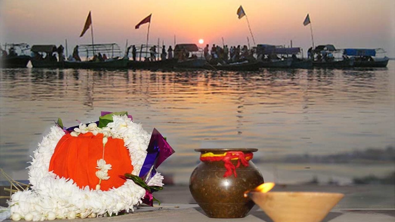 ગરુડ પુરાણ અસ્થિ વિસર્જન: હિન્દુ ધર્મમાં મૃત્યુને અંતિમ સત્ય માનવામાં આવે છે. પૃથ્વી પર જન્મેલો દરેક વ્યક્તિ મૃત્યુ પામે છે. હિન્દુ ધર્મમાં, વ્યક્તિના મૃત્યુ પછી, તેના શરીરને ચિતા પર મૂકીને અગ્નિસંસ્કાર કરવામાં આવે છે. મૃતદેહને અગ્નિમાં સંપૂર્ણપણે બાળી નાખ્યા પછી, બાકીના અવશેષો એકત્રિત કરીને ગંગા નદીમાં પ્રવાહિત કરવાની પરંપરા છે.