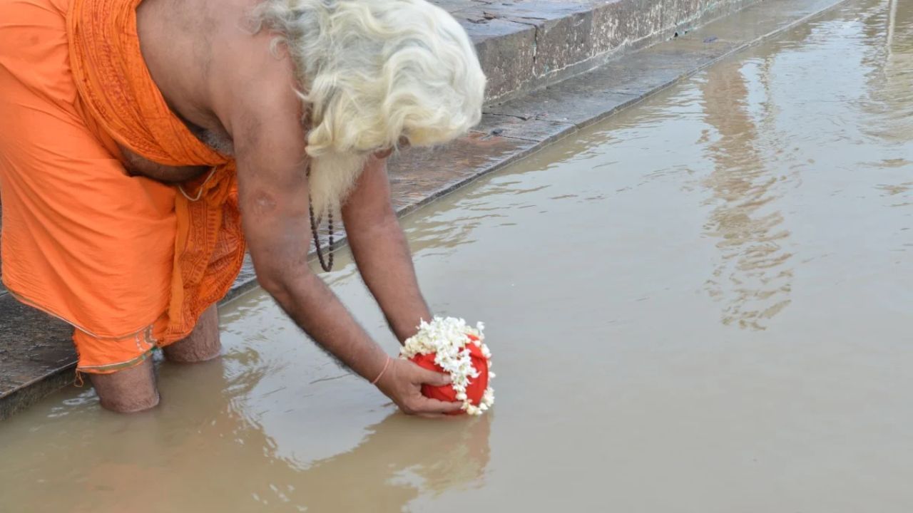 શરીર પાંચ તત્વોનું બનેલું છે - પૃથ્વી, વાયુ, અગ્નિ, પાણી અને આકાશ. અંતિમ સંસ્કાર કર્યા પછી, શરીર આ પાંચ તત્વોમાં ભળી જાય છે. ગંગા નદીમાં અસ્થિ વિસર્જન કરવાથી મૃતકના આત્માને શાંતિ મળે છે, પરંતુ શું તમે જાણો છો કે જો અસ્થિ વિસર્જન ન કરવામાં આવે તો શું થાય છે? ચાલો જાણીએ કે ગરુણ પુરાણમાં આ વિશે શું કહેવામાં આવ્યું છે.