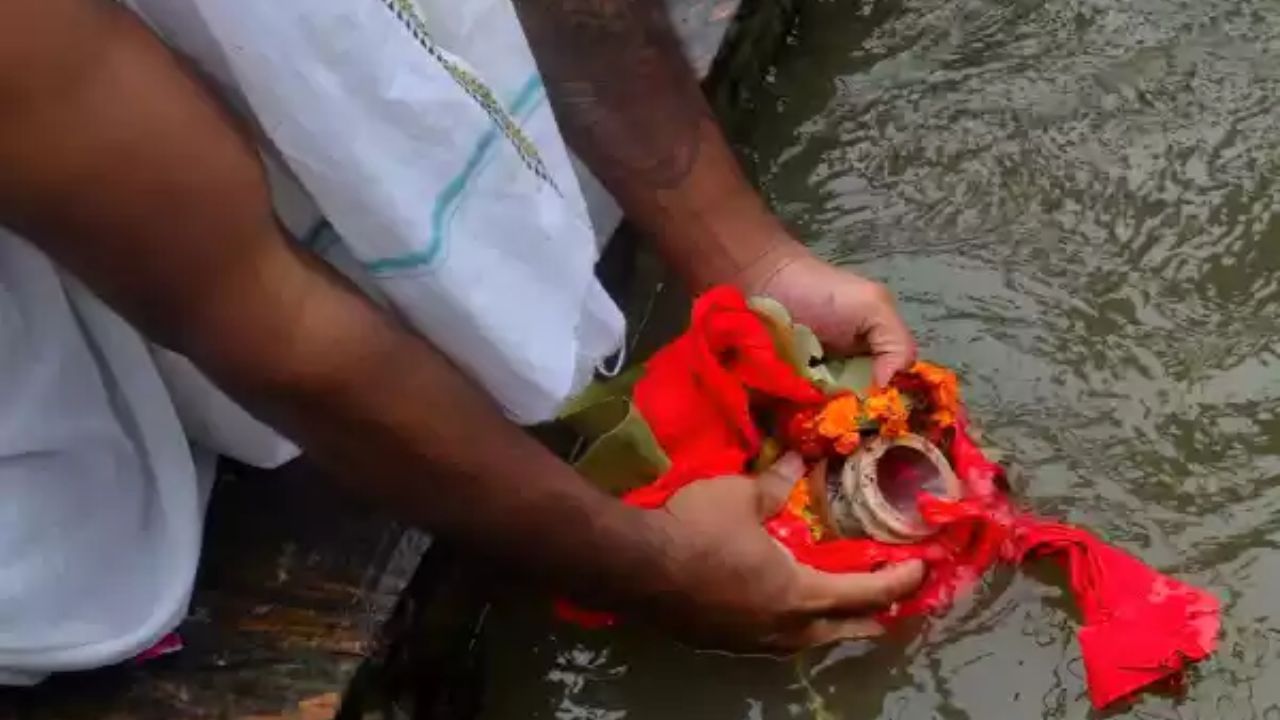 ગરુડ પુરાણમાં કહેવામાં આવ્યું છે કે જો મૃતકની અસ્થિને અગ્નિસંસ્કાર પછી વિસર્જન ન કરવામાં આવે તો તેના આત્માને શાંતિ મળતી નથી. એટલું જ નહીં, જો અસ્થિનું વિસર્જન ન કરવામાં આવે તો, મૃતકોની આત્માને મોક્ષ પ્રાપ્ત કરવામાં મુશ્કેલીઓનો સામનો કરવો પડે છે અને તે અહીં-ત્યાં ભટકતી રહે છે. જો અસ્થિનું વિસર્જન ન કરવામાં આવે તો મૃતકની આત્મા પૃથ્વી છોડતી નથી.