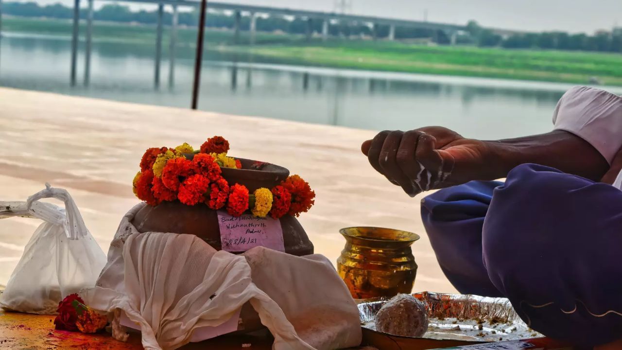 હિન્દુ ધર્મમાં, ગંગાને એક પવિત્ર નદી કહેવામાં આવે છે જે મુક્તિ પ્રદાન કરે છે. એવું માનવામાં આવે છે કે અસ્થિને ગંગામાં વિસર્જન કરવાથી મૃતકની આત્માને મોક્ષ અને સ્વર્ગ મળે છે. ગંગા સ્વર્ગમાંથી ધરતી પર આવી છે. તેથી, અસ્થિને ગંગામાં વિસર્જન કરવાથી, મૃતકના આત્માને મુક્તિનો માર્ગ મળે છે. ગરુડ પુરાણ અનુસાર, અંતિમ સંસ્કારના ત્રીજા, સાતમા અને નવમા દિવસે અસ્થિ એકત્રિત કરવામાં આવે છે. દસ દિવસની અંદર અસ્થિને ગંગામાં વિસર્જન કરવી જોઈએ.