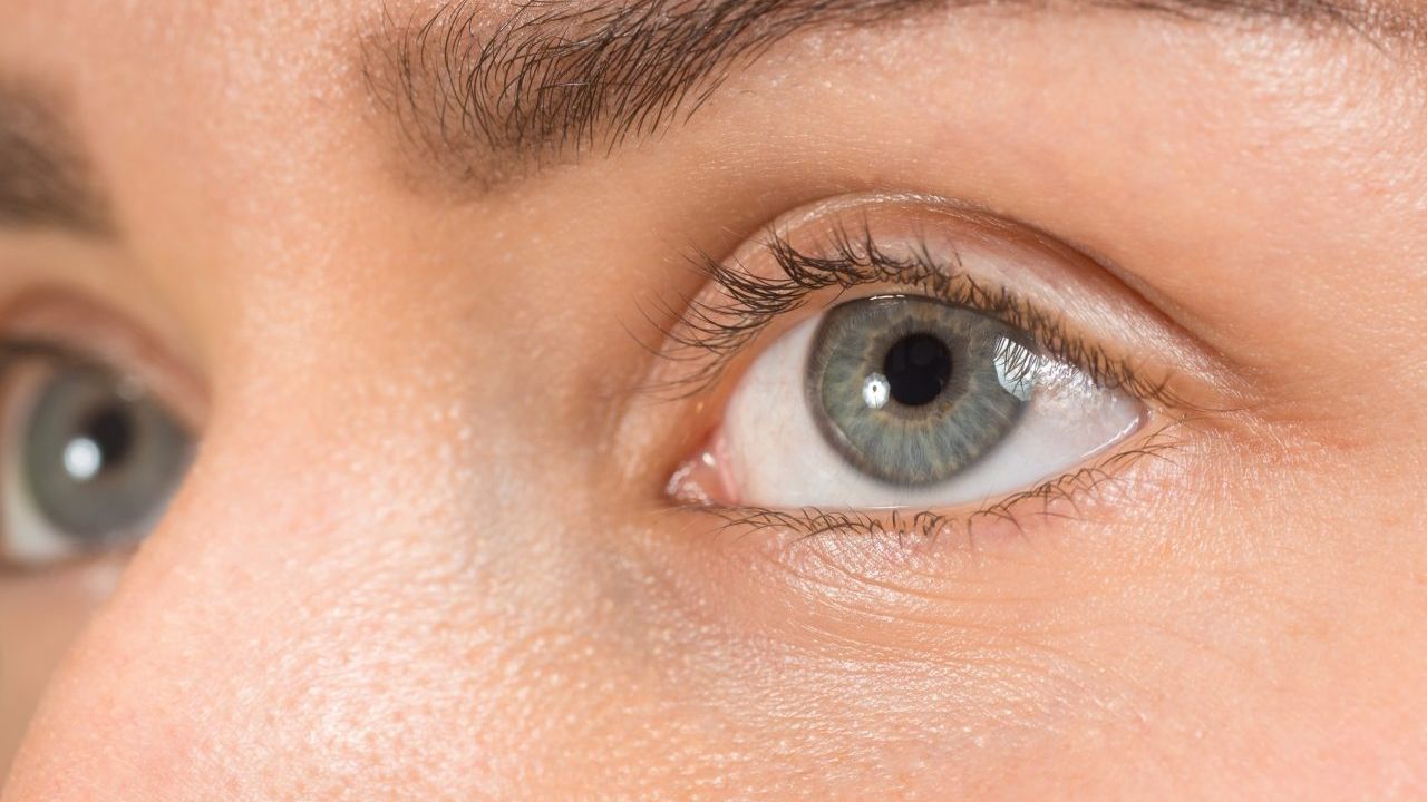 આંખ ફરકવી એ કંઈ નવી વાત નથી. આ ઘટના કોઈપણ વ્યક્તિ સાથે ગમે ત્યારે બની શકે છે. પરંતુ જ્યોતિષ અને હસ્તરેખાશાસ્ત્ર શરીરના ભાગોના વળાંકની ઘટનાઓને ભવિષ્ય સાથે જોડે છે. શરીરના ભાગોનું ફરકવું આવનારા સમય વિશે જણાવે છે કે તે શુભ રહેશે કે અશુભ. ચાલો જાણીએ કે સ્ત્રીઓની જમણી આંખ ફરકવી શુભ છે કે અશુભ. આ ઉપરાંત તમે એ પણ જાણો છો કે જો આવું થાય તો ભવિષ્યમાં તમારી સાથે શું થઈ શકે છે.
