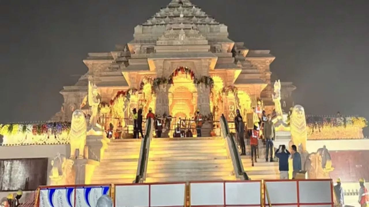 આચાર્ય સત્યેન્દ્ર દાસ 31 વર્ષથી રામ મંદિરની પૂજા કરે છે. ફેબ્રુઆરી 1992માં જ્યારે રામજન્મભૂમિ વિવાદિત સ્થળ હોવાને કારણે તેની જવાબદારી જિલ્લા પ્રશાસનને સોંપવામાં આવી, ત્યારે જૂના પૂજારી મહંત લાલદાસને હટાવવાની ચર્ચાઓ ચાલી રહી હતી.