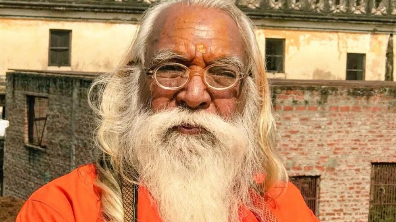 આચાર્ય સત્યેન્દ્ર દાસે મીડિયાને આપેલા એક ઈન્ટરવ્યુમાં જણાવ્યું હતું કે તેમની નિમણૂક 1 માર્ચ 1992ના રોજ ભાજપના તત્કાલિન સાંસદ વિનય કટિયાર અને વિશ્વ હિંદુ પરિષદના તત્કાલીન વડા અશોક સિંઘલ સહિત કેટલાક નેતાઓની સંમતિથી કરવામાં આવી હતી.