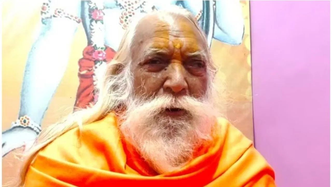 આચાર્ય સત્યેન્દ્ર દાસે જણાવ્યુ હતુ કે તેમણે 1975માં અયોધ્યાની સંસ્કૃત પાઠશાળામાંથી આચાર્યની ડિગ્રી મેળવી હતી.જે પછી 1976માં તેમણે અયોધ્યાની સંસ્કૃત કોલેજમાં વ્યાકરણ વિભાગમાં સહાયક શિક્ષકની નોકરી મેળળી.