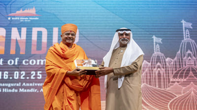 યુનાઈટેડ આરબ અમિરાતના અબુધાબીમાં એક વર્ષ પહેલા બોચાસણવાસી અક્ષર પુરષોત્તમ સ્વામિનારાયણ (બીએપીએસ)ના મંદિરનું લોકાર્પણ કરવામાં આવ્યું હતું. આ પ્રસંગને અનુરુપ અબુધાબી સ્થિત સ્વામિનારાયણ મંદિર ખાતે શેખ નાહયાન મુબારક અલ નાહયાન સહીતનાની વિશેષ ઉપસ્થિતિમાં એક વર્ષની ભવ્ય ઉજવણી કરવામાં આવી હતી.