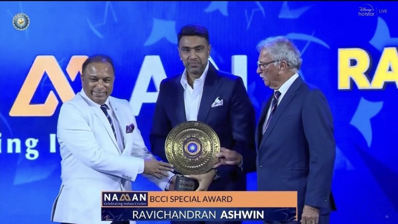ગયા વર્ષે આંતરરાષ્ટ્રીય ક્રિકેટમાંથી નિવૃત્તિની જાહેરાત કરનાર સ્પિન ઓલરાઉન્ડર રવિચંદ્રન અશ્વિનને ભારતીય ક્રિકેટમાં તેના યોગદાન બદલ વિશેષ પુરસ્કારથી સન્માનિત કરવામાં આવ્યો હતો. 