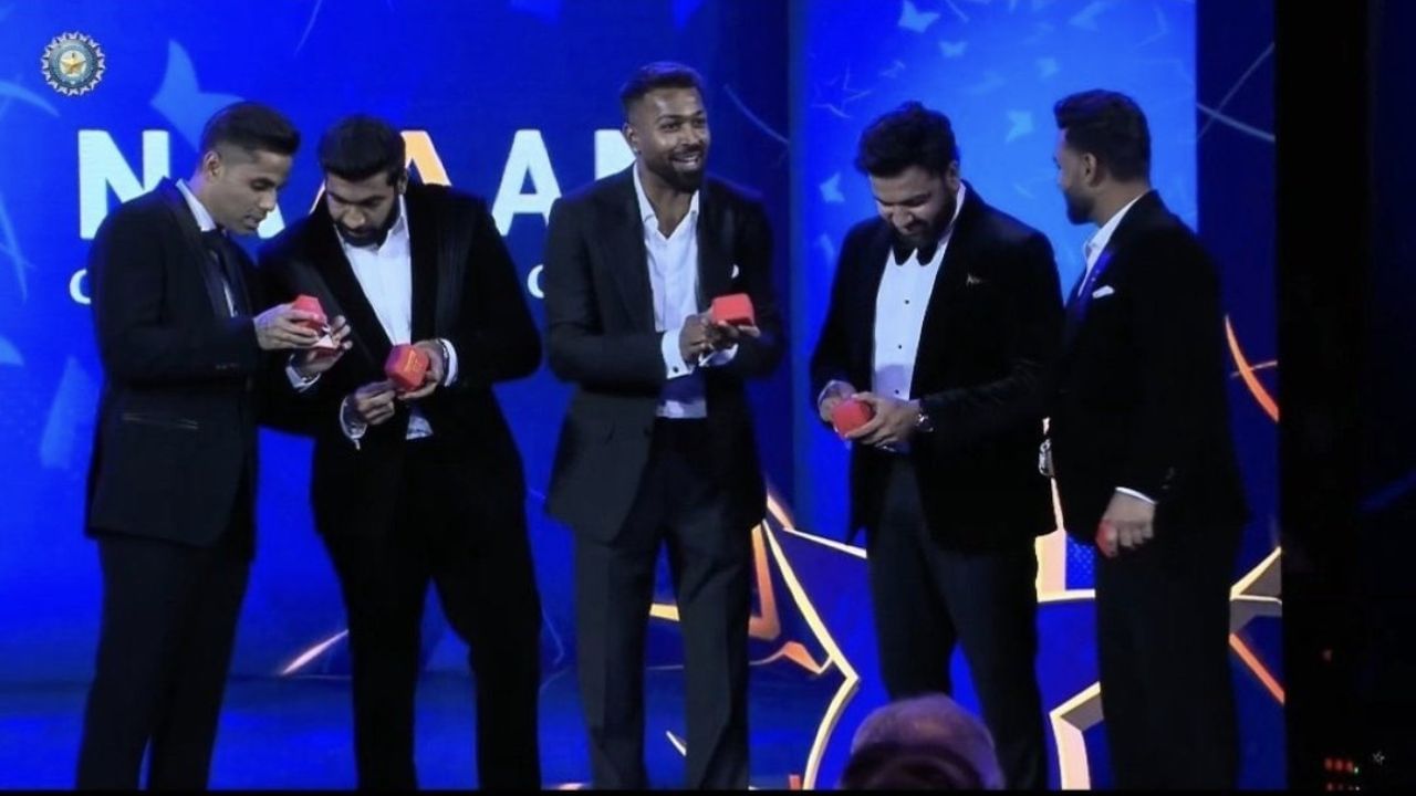 T20 વર્લ્ડ કપ જીતનાર ટીમ ઈન્ડિયાના દરેક ખેલાડીને BCCIના સ્પોન્સર ડ્રીમ 11 દ્વારા 'પર્સનલાઈઝ્ડ રિંગ' આપવામાં આવી હતી. જોકે, આ દરમિયાન વિરાટ કોહલી સહિત કેટલાક ખેલાડીઓ હાજર નહોતા.