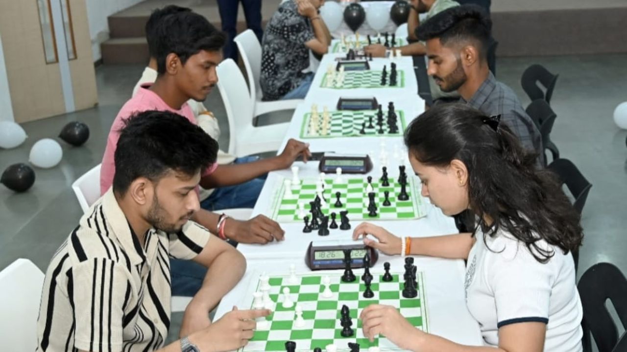 કુરુક્ષેત્ર (BGMI), બોલિવૂડ ક્વિઝ, અને તલાશ (ટ્રેઝર હન્ટ) જેવી મનોરંજક ગેમ્સે સ્ટુડન્ટ્સનું મનોરંજન કર્યું. SBS ડાયરેક્ટર ડૉ. નેહા શર્માએ વિદ્યાર્થીઓના ઉત્સાહ અને સફળતા માટે અભિનંદન પાઠવ્યા.