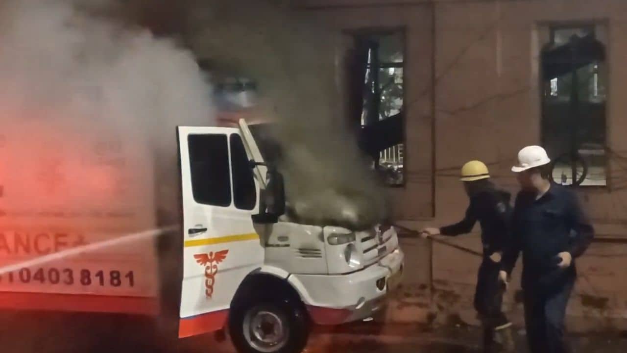 Bhavnagar : જેલરોડ પર પાર્ક કરેલી એમ્બ્યુલન્સમાં લાગી આગ, જુઓ Video