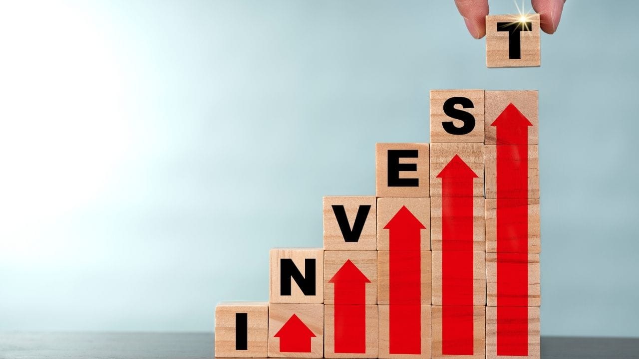 કરોડપતિ બનવું એ નસીબ કે રોકેટ સાયન્સ નથી, તમારે ફક્ત યોગ્ય રીતે રોકાણ કેવી રીતે કરવું તે જાણવાની જરૂર છે. જો તમે પણ 40 વર્ષની ઉંમર સુધીમાં કરોડપતિ બનવા માંગો છો, તો 12-15-20 ફોર્મ્યુલા તમારા માટે ખૂબ મદદરૂપ થઈ શકે છે. આ ફોર્મ્યુલામાં, 12 એટલે 12 ટકા વળતર, 15 એટલે 15 વર્ષ માટે રોકાણ અને 20 એટલે દર મહિને 20 હજાર રૂપિયાનું રોકાણ. આ ફોર્મ્યુલાની મદદથી, તમે 25 વર્ષની ઉંમરે રોકાણ શરૂ કરી શકો છો અને 40 વર્ષની ઉંમર સુધીમાં કરોડો રૂપિયાનું ભંડોળ એકઠું કરી શકો છો.