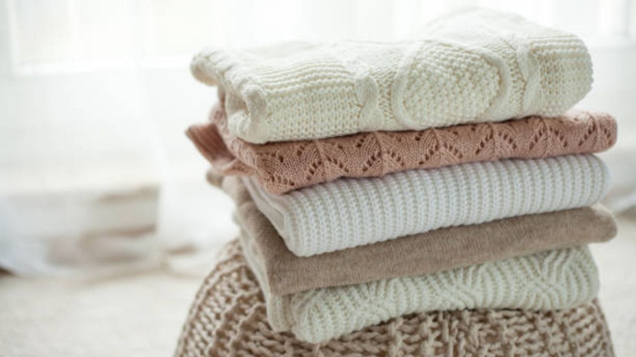 જેકેટ, સ્વેટર, શાલ અને મફલર જેવા ઊનના કપડાં ધોવા માટે તેમની ચમક જાળવી રાખવા માટે ઘણી સાવચેતી રાખવી પડે છે પરંતુ તેમને યોગ્ય રીતે પેક કરવા અને સંગ્રહિત કરવા પણ એટલા જ મહત્વપૂર્ણ છે. જો આ કપડાં યોગ્ય રીતે પેક કરવામાં આવે તો તે લાંબા સમય સુધી સારા રહે છે અને તેમનું કાપડ પણ સુરક્ષિત રહે છે. તમારા ઊનના કપડાંને યોગ્ય રીતે પેક કરવામાં અને સુરક્ષિત રાખવામાં મદદ કરવા માટે અહીં કેટલીક ટિપ્સ આપી છે.