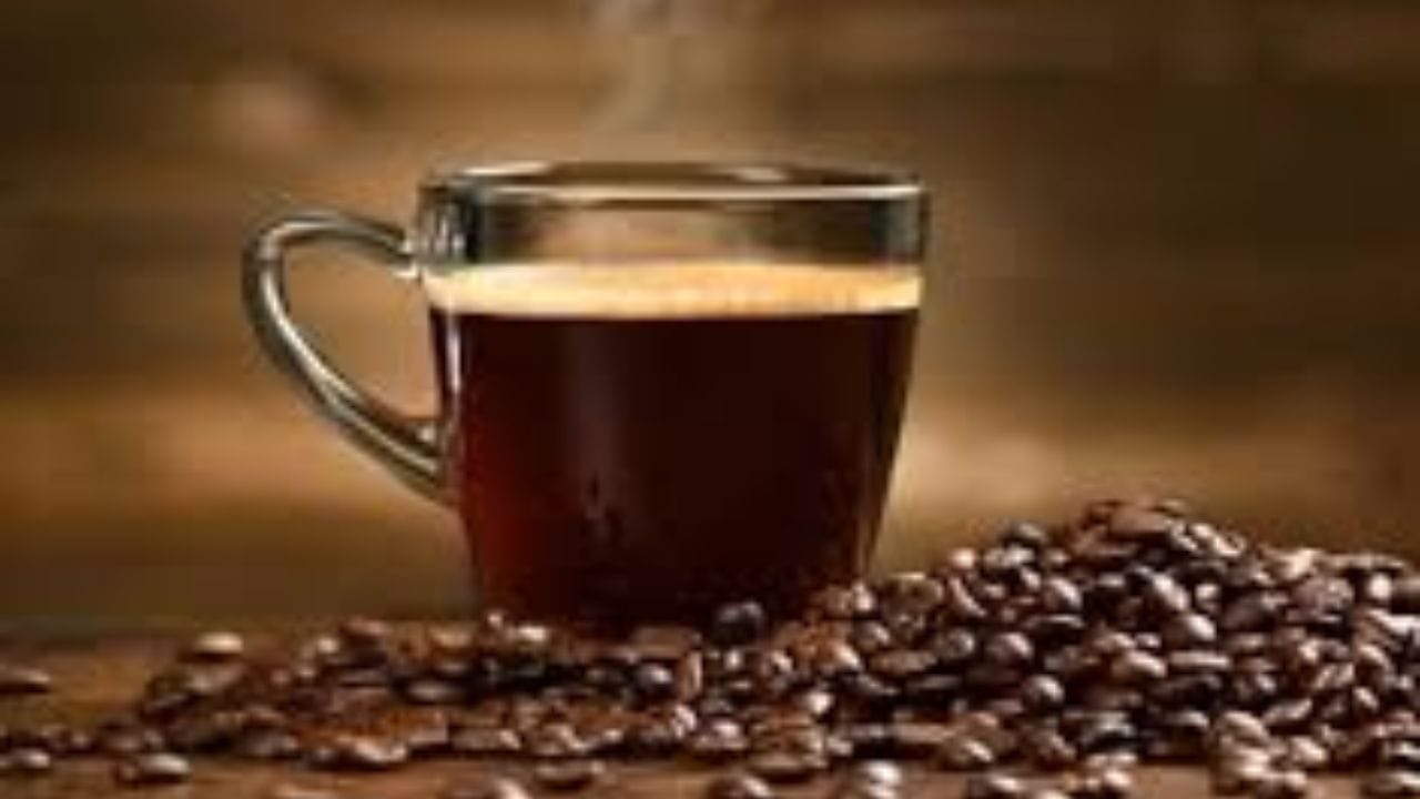 બ્લેક કોફીના ફાયદા : બ્લેક કોફી વિશ્વભરમાં ઉર્જા બૂસ્ટર તરીકે જાણીતી છે. આ પીવાથી મન તરત જ એક્ટિવ થાય છે અને શરીરને તાજગી મળે છે. બ્લેક કોફીના ઘણા સ્વાસ્થ્ય લાભો છે. બ્લેક કોફીમાં કેફીનનું પ્રમાણ વધુ હોય છે, જે મગજને એક્ટિવ કરે છે અને માનસિક સતર્કતા વધારે છે. તે થાક દૂર કરે છે અને શરીરને ઉર્જાવાન બનાવે છે. બ્લેક કોફી ચયાપચયને ઝડપી બનાવવામાં મદદ કરે છે જેનાથી ચરબી બર્ન કરવાની પ્રક્રિયા ઝડપી બને છે. કસરત કરતાં પહેલા તેને પીવાથી વધુ કેલરી બર્ન થાય છે. તે બ્લડ સુગર લેવલને નિયંત્રિત કરવામાં મદદ કરે છે. તે અલ્ઝાઈમર અને પાર્કિન્સન જેવા ન્યુરોલોજીકલ રોગોનું જોખમ પણ ઘટાડી શકે છે.
