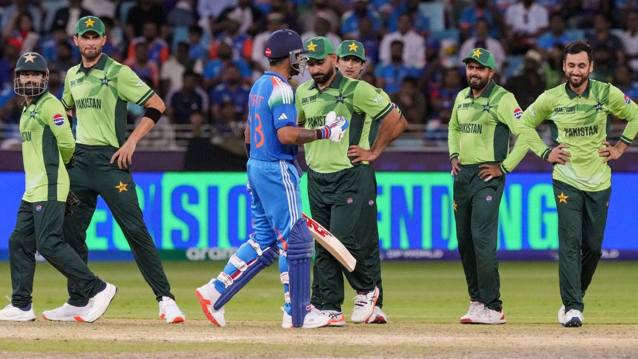 તમને જણાવી દઈએ કે, આઈસીસી ચેમ્પિયન ટ્રોફીમાં કુલ 8 ટીમે ભાગ લીધો હતો. આ 8 ટીમને બે ટીમમાં વહેંચવામાં આવી હતી. જેમાં અત્યારસુધી ન્યુઝીલેન્ડ અને ભારતીય ટીમે સેમીફાઈનલમાં સ્થાન બનાવી લીધું છે.