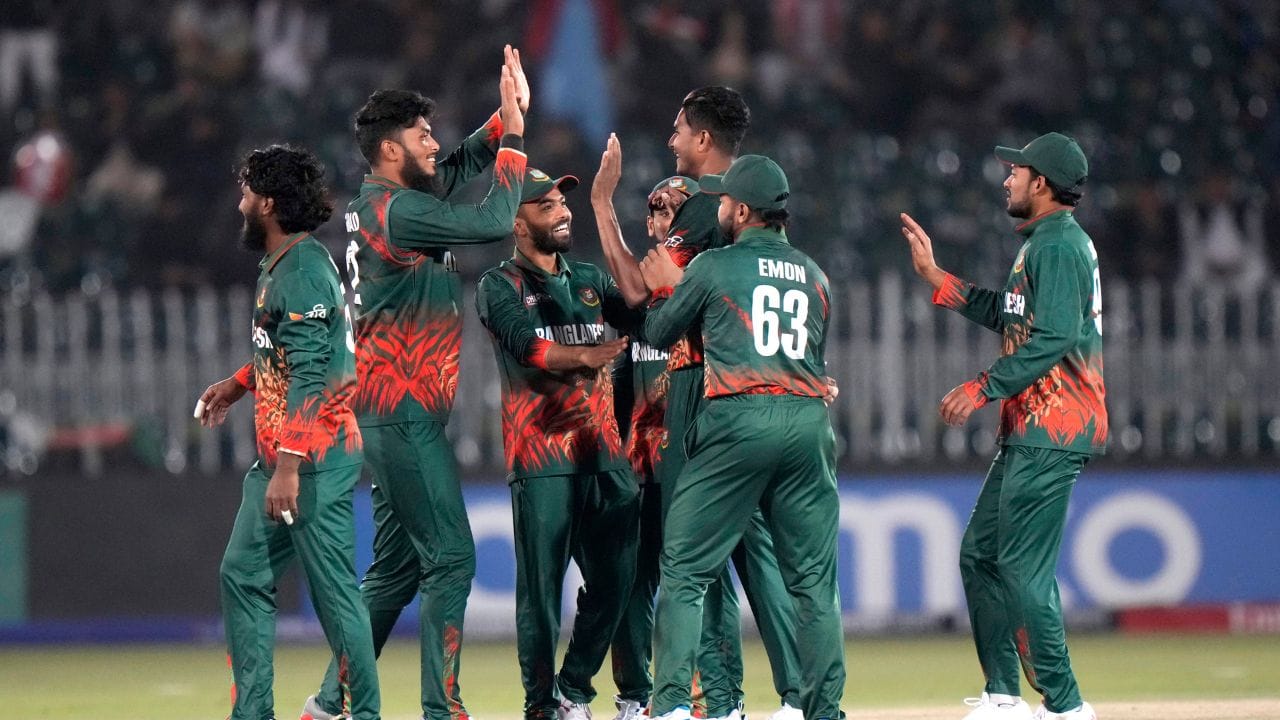 અફઘાનિસ્તાનની ટીમ ટૂર્નામેન્ટની શરુઆત સારી રહી ન હતી. તેમણે ઓપનિંગ મેચમાં સાઉથ આફ્રિકા સામે હારનો સામનો કરવો પડ્યો હતો. હવે ઈંગ્લેન્ડને હરાવી સેમિફાઈનલમાં જવાની આશા રાખી છે.ગ્રુપ બીના પોઈન્ટ ટેબલમાં અફઘાનિસ્તાનની ટીમ 2 પોઈન્ટ સાથે ત્રીજા સ્થાન પર છે.