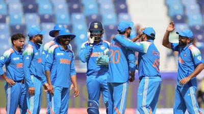 ચેમ્પિયન્સ ટ્રોફી 2025ની પ્રથમ બે સેમીફાઈનલ ટીમઓની પુષ્ટિ થઈ ગઈ છે. ટુર્નામેન્ટના ગ્રુપ A માંથી ભારત અને ન્યુઝીલેન્ડ સેમીફાઈનલ માટે ક્વોલિફાય થઈ ગયા છે. હવે એ વાત નક્કી છે કે ટીમ ઈન્ડિયા 4 માર્ચે તેની સેમીફાઈનલ રમશે, જે ટુર્નામેન્ટની પહેલી સેમીફાઈનલ હશે. પરંતુ મોટો પ્રશ્ન એ છે કે ટીમ ઈન્ડિયા કોની સામે રમશે?