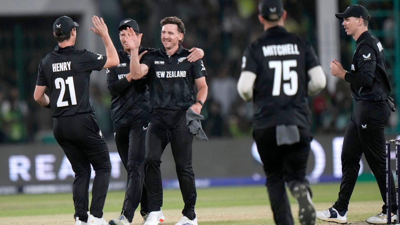 ચેમ્પિયન્સ ટ્રોફીની બીજી સેમીફાઈનલ 5 માર્ચે રમાશે, જેમાં ન્યુઝીલેન્ડનો મુકાબલો ગ્રુપ B ના પોઈન્ટ ટેબલમાં ટોચ પર રહેલી ટીમ સાથે થશે. આ મેચ લાહોરના ગદ્દાફી સ્ટેડિયમમાં રમાશે. (All Photo Credit : PTI / GETTY)