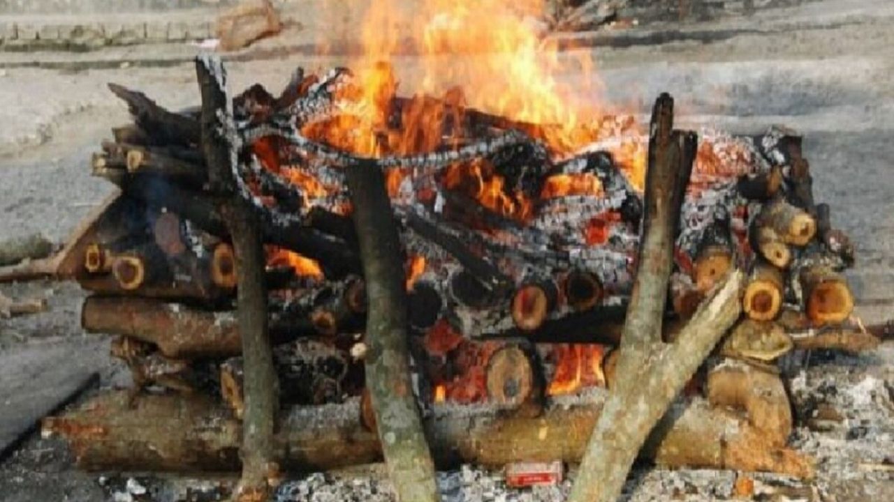 ગરુડ પુરાણ અનુસાર જો કોઈ સ્ત્રીનું બાળક ગર્ભમાં મૃત્યુ પામે છે અથવા 5 વર્ષથી ઓછી ઉંમરના બાળકનું મૃત્યું થાય તો તેના અગ્નિસંસ્કાર કરવાને બદલે તેના મૃતદેહને દફનાવવામાં આવે છે. 