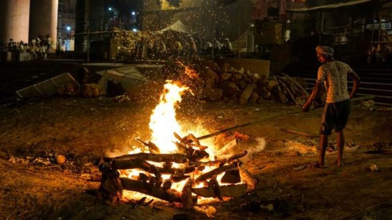 ગરુડ પુરાણમાં ઉલ્લેખ કરાયા અનુસાર જ્યારે બાળક જન્મે છે ત્યારે તેને કોઈ પણ પ્રકારની ઈચ્છા હોતી નથી. જેથી બાળકને તેના શરીર સાથે લગાવ ન હોવાના કારણે શરીર સરળતાથી છોડી દે છે. 