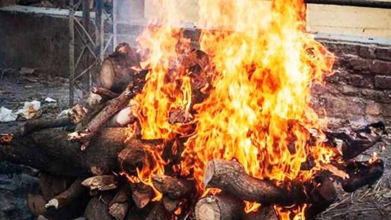 વ્યક્તિ જેમ જેમ મોટા થાય છે. ત્યારે તેની ઈચ્છાઓ પ્રબળ થતી હોય છે. જેથી તે વ્યક્તિને તેના શરીર સાથે લગાવ હોવાથી મૃત્યુ પછી પણ આત્મા ફરી શરીરમાં પ્રવેશ કરવાનો પ્રયાસ કરે છે. જેથી 5 વર્ષથી મોટી ઉંમરના લોકોના અગ્નિસંસ્કાર કરવામાં આવે છે. 