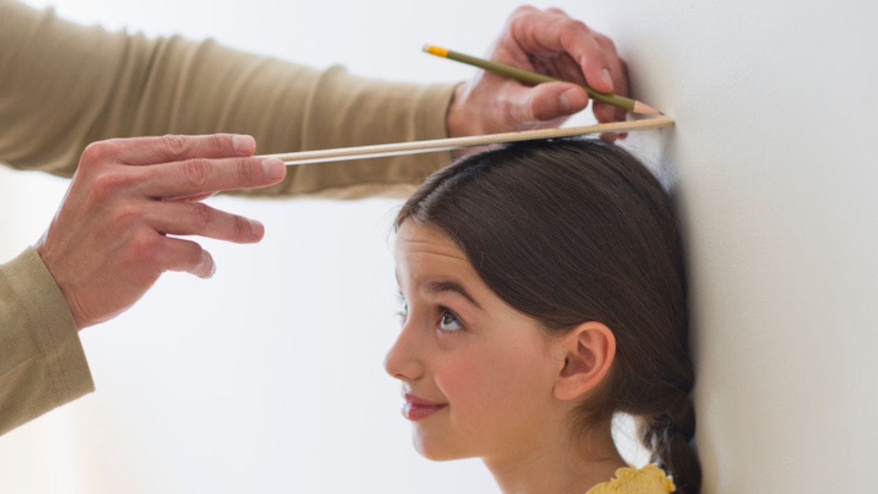 જો આહાર સારો હોય તો તેની અસર બાળકોના વૃદ્ધિ અને વિકાસ પર પણ દેખાય છે. આવી સ્થિતિમાં અહીં જાણો કે કયો ખોરાક બાળકની ઊંચાઈ વધારવામાં મદદરૂપ સાબિત થાય છે. ( Credits: Getty Images )