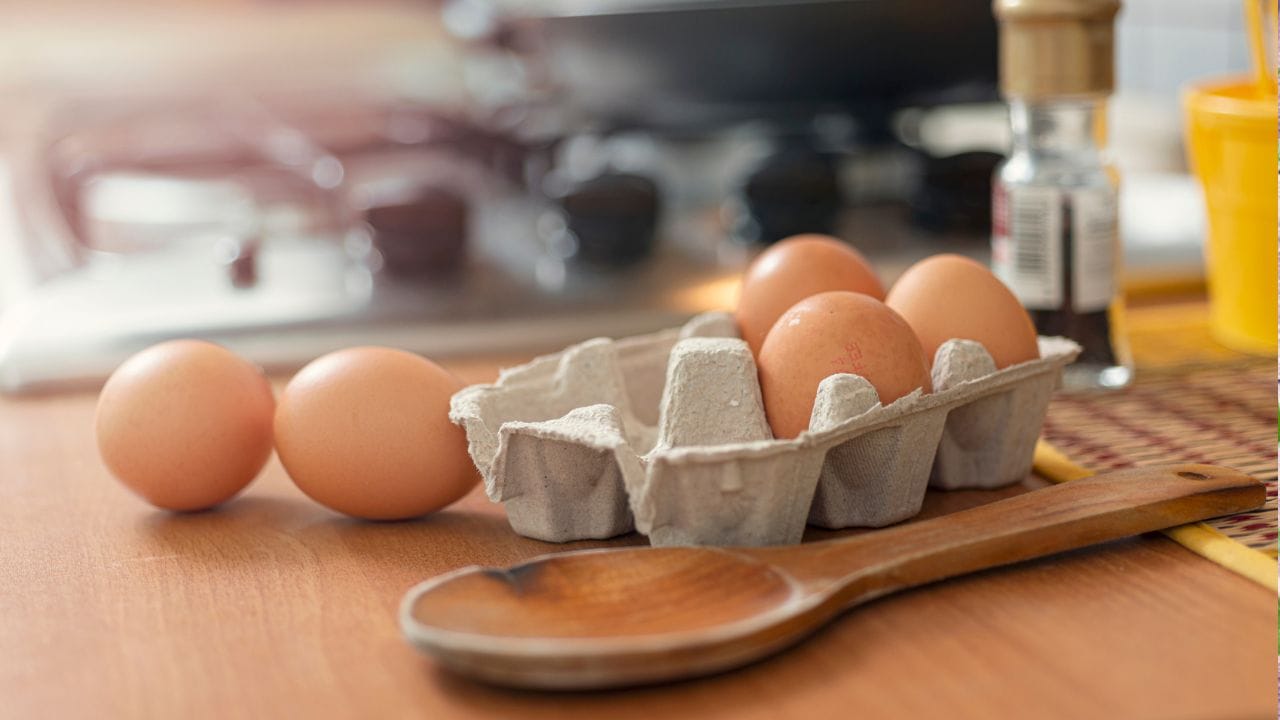 પ્રોટીનથી ભરપૂર ઈંડા બાળકો માટે ખૂબ જ ફાયદાકારક છે. ઈંડામાં પ્રોટીનનું પ્રમાણ વધુ હોય છે. બાળકોને ઈંડામાંથી પણ વિટામિન B2 મળે છે.  આવી સ્થિતિમાં, ઇંડાને બાળકોના આહારનો એક ભાગ બનાવી શકાય છે. સવારે, તમે તમારા બાળકોને ઈંડા ઉકાળીને અથવા ઈંડાનું ઓમેલેટ બનાવીને ખવડાવી શકો છો. ( Credits: Getty Images )