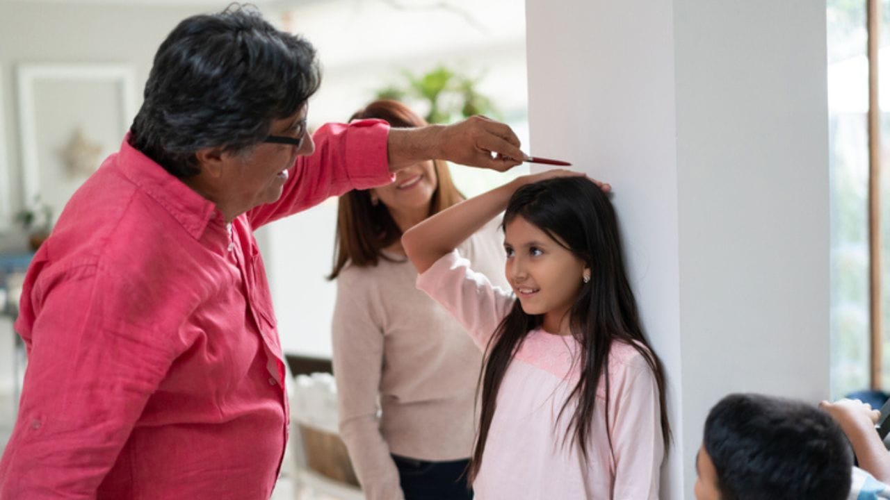 બાળકોના વિકાસ માટે પૂરતી ઊંઘ લેવી ખૂબ જ મહત્વપૂર્ણ છે. બાળકોના શારીરિક અને માનસિક વિકાસ તેમજ તેમની ઊંચાઈ વધારવા માટે ઊંઘ જરૂરી છે. જે બાળકો રાત્રે 9 થી 5 વાગ્યાની વચ્ચે શાંતિથી સૂઈ જાય છે તેમની ઊંચાઈ યોગ્ય રીતે વધે છે. ( નોંધ : આ લેખ માત્ર જાણકારી માટે છે. તેનો ઉપયોગ પુર્વે આપ આપના તબીબ અથવા તજજ્ઞોની સલાહ ખાસ લેવી જરૂરી છે. ) ( Credits: Getty Images )