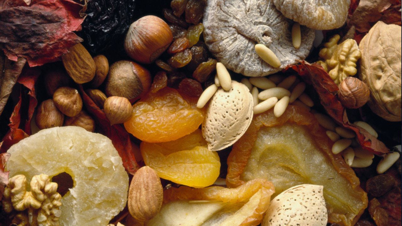 બાળકોના આહારમાં સૂકા મેવા અને બીજનો સમાવેશ કરી શકાય છે. બાળકોને બદામ, અખરોટ અને ચિયા બીજ વગેરે ખવડાવી શકાય છે.  આ શરીરને પ્રોટીન, સ્વસ્થ ચરબી અને મેગ્નેશિયમ પણ પ્રદાન કરે છે. આ ઉપરાંત, આ ખોરાક પ્રોટીન સંશ્લેષણમાં ફાયદાકારક છે. આ ખાવાથી શારીરિક અને માનસિક બંને રીતે સારી અસર પડે છે.  એટલા માટે ઊંચાઈ વધારવા માટે સૂકા મેવા અને બીજ ખાઈ શકાય છે. ( Credits: Getty Images )