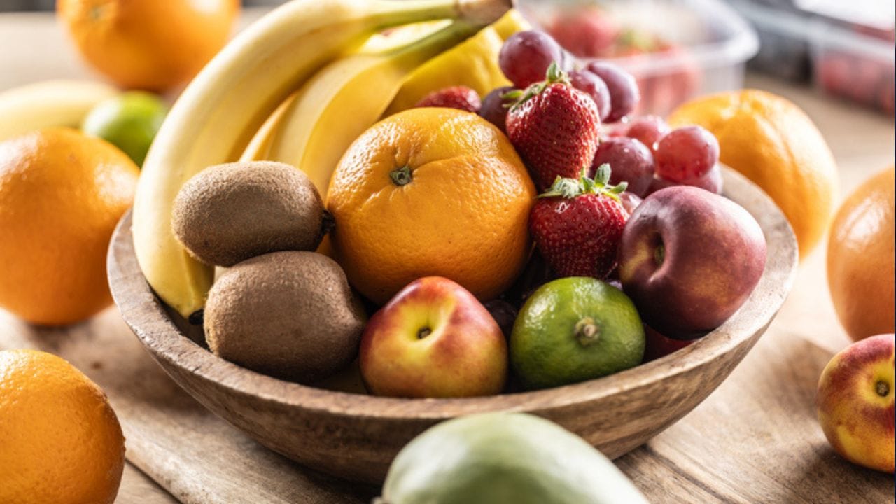 જો બાળકોને નારંગી, બેરી અને પપૈયા જેવા ફળો ખવડાવવામાં આવે તો તેની ઊંચાઈ વધારવામાં અસર જોવા મળે છે. તેમાં વિટામિન સી ભરપૂર માત્રામાં હોય છે અને તેમાં ફાયદાકારક એન્ટી-ઓક્સિડન્ટ્સ પણ હોય છે જે સ્વાસ્થ્યને સારી સ્થિતિમાં રાખે છે. વિટામિન સી શરીરને વૃદ્ધિ માટે જરૂરી આયર્ન શોષવામાં પણ મદદ કરે છે. ( Credits: Getty Images )